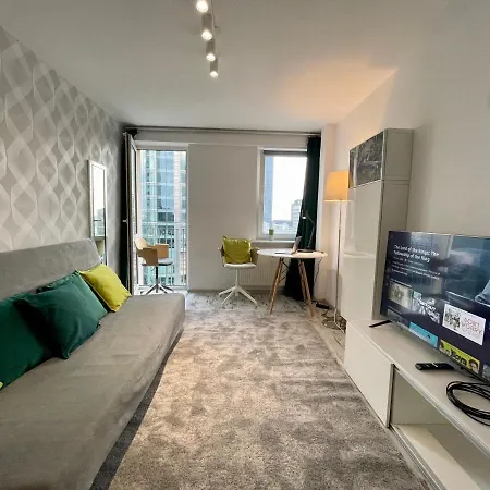 4 Rondo 1 Metro Wifi 65'tv Netflix Hbo Appletv Disney+ Apartment Warsaw